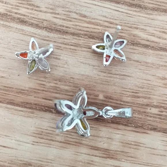 Stainless Steel 925 Floral Set of Earrings and Pendant. - Picture 4 of 5